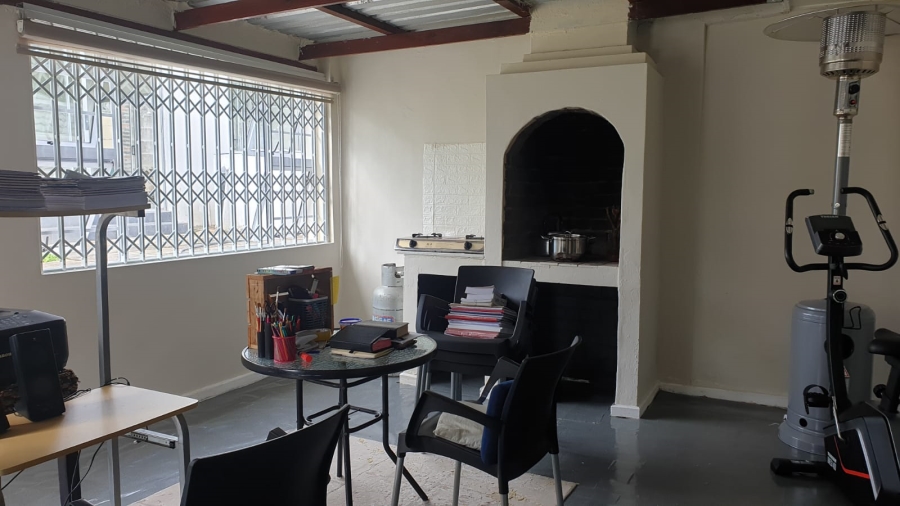 To Let 4 Bedroom Property for Rent in Beacon Bay Eastern Cape